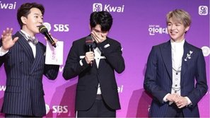 Thành viên Wanna One 'ngượng chín mặt' trên thảm đỏ khi trả lời sai câu hỏi phỏng vấn một cách nghiêm trọng 