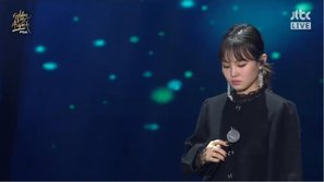 Ghi nhanh Golden Disc Awards lần thứ 32 (ngày 2): Lee Hi nghẹn ngào lạc giọng khi hát ca khúc tưởng nhớ Jonghyun (SHINee)