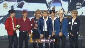 Golden Disc Awards lần thứ 32: Sau 4 năm đương nhiệm, 'Ông hoàng bán đĩa' EXO chính thức bị BTS 'truất ngôi'!