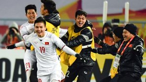 Muôn vàn cách ăn mừng của sao Việt trước chiến thắng thần kì của U23 Việt Nam: người nhảy nhót tưng bừng, người tông thẳng xe vào cột điện