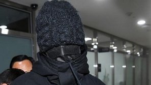 Tan nát hình tượng vì scandal, T.O.P (Big Bang) xuất hiện kín mít như ninja trên đường đi phục vụ cộng đồng