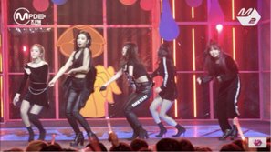 Sân khấu live của Red Velvet khiến cư dân mạng thất vọng vì vũ đạo rời rạc, không đồng đều và mỗi cô nhảy... một kiểu