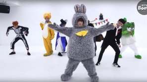 Bạn có biết lý do thực sự khiến Jungkook (BTS) chịu mặc bộ đồ thỏ xám cồng kềnh này không? 