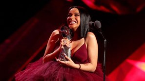 Không chỉ sở hữu tiết mục bùng nổ nhất trong lễ trao giải iHeartRadio Music Awards, Cardi B còn đem đến bài phát biểu nhận giải 'không thể chất hơn'