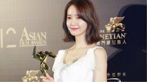 YoonA vừa thắng một giải thưởng lớn ở lễ trao giải quốc tế, nhưng thứ khiến người ta bàn tán không ngớt (một lần nữa) lại là nhan sắc 'nữ thần' của cô