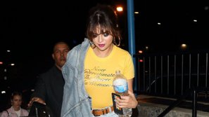 Hậu chia tay Justin Bieber, Selena Gomez diện chiếc áo mang thông điệp đanh thép đi chơi cùng bạn bè