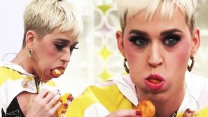 Nhận chỉ trích ở American Idol chưa đủ, Katy Perry lại gây tranh cãi khi có hành động 'kém sang' trong một chương trình Nhật Bản