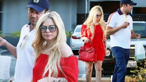 Avril Lavigne công khai hẹn hò con trai tỷ phú siêu giàu, thuộc dòng dõi quý tộc Ai Cập