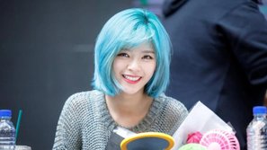 Jungyeon (TWICE) nhuộm tóc xanh cực chói, tưởng không xinh nhưng lại xinh không tưởng
