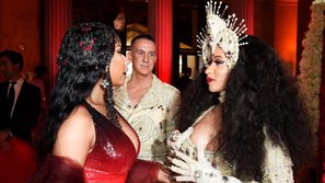 Bạn không hề nhìn lầm đâu, Nicki Minaj và Cardi B vừa thực sự nói chuyện với nhau ở Met Gala 2018!