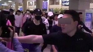 Vệ sĩ của NCT gặp rắc rối vì đấm phóng viên ảnh đến rách môi