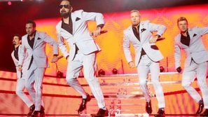 Các 'chú' Backstreet Boys tung single mới gây xúc động mạnh cho khán giả thế hệ 8x, 9x đời đầu