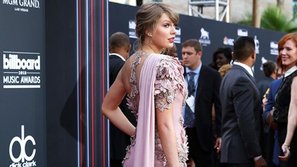 Chẳng cần hở bạo như dàn mỹ nhân, Taylor Swift vẫn nổi bật nhất trên thảm đỏ Billboard Music Awards 2018