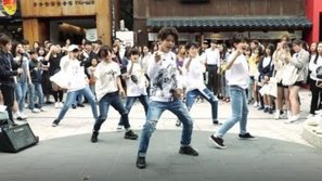 'Nhóm nhạc nhi đồng' nhà JYP khiến người đi đường choáng ngợp khi nhảy huỳnh huỵch hit của BTS và GOT7 trên đường phố