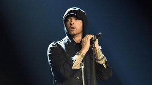 Eminem vấp phải làn sóng chỉ trích khi sử dụng hiệu ứng âm thanh tựa tiếng súng trong màn trình diễn