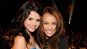 Selena Gomez bất ngờ khi biết tin Miley Cyrus lên tiếng bênh vực mình trước lời lẽ xúc phạm của ông chủ Dolce & Gabbana