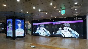 Kể từ năm sau, người hâm mộ sẽ KHÔNG ĐƯỢC đặt biển quảng cáo sinh nhật cho thần tượng tại ga tàu điện ngầm Seoul nữa!