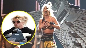 Britney Spears lộ ngực muối mặt trên sân khấu sau khi bị netizen Hàn dìm hàng nhan sắc 