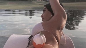 Kim Kardashian LẠI gây sốc một cách không đụng hàng, lần này là quảng cáo nước hoa hình trái đào bằng... vòng 3 ngoại cỡ