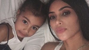Vốn vụt sáng nhờ rò rỉ băng sex hơn 10 năm trước, Kim Kardashian bối rối cực độ khi phải giải thích nguyên nhân nổi tiếng cho con gái