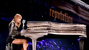 Một năm kể từ ngày chiến thắng vụ kiện quấy rối tình dục tai tiếng, Taylor Swift bật khóc chia sẻ cảm xúc đến người hâm mộ