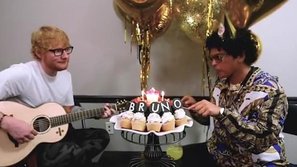 Bật cười với màn chúc mừng sinh nhật siêu hài hước của Bruno Mars và Ed Sheeran 