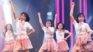 Hàng nghìn khán giả đến cổ vũ sân khấu đầu tiên của nhóm nhạc nữ đông thành viên nhất Việt Nam