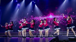 Màn 'debut' của nhóm nhạc đông thành viên nhất Vpop tại Thái: Nhảy lộn xộn, hát như thiếu nhi!