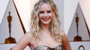 Nhờ cậy 'phù thủy' trang điểm gốc Việt, Jennifer Lawrence 'cân' cả dàn mỹ nhân trên thảm đỏ Oscar 2018!
