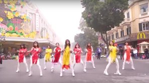 Bản cover ‘Bboom Bboom’ (Momoland) phiên bản ‘áo dài’ của nhóm nhảy Việt khiến khán giả quốc tế phải mò vào YouTube để tán thưởng!