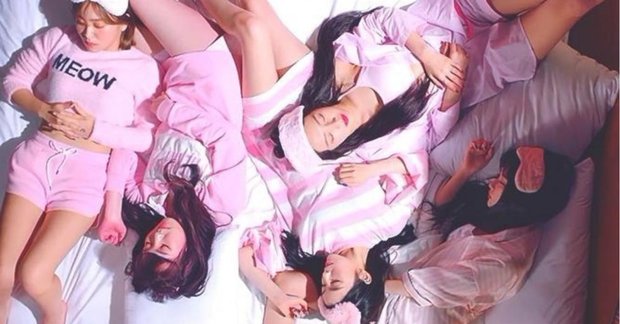 Trang phục biểu diễn của Red Velvet (như thường lệ) lại khiến khán giả Hàn  Quốc phải thở dài ngao ngán 