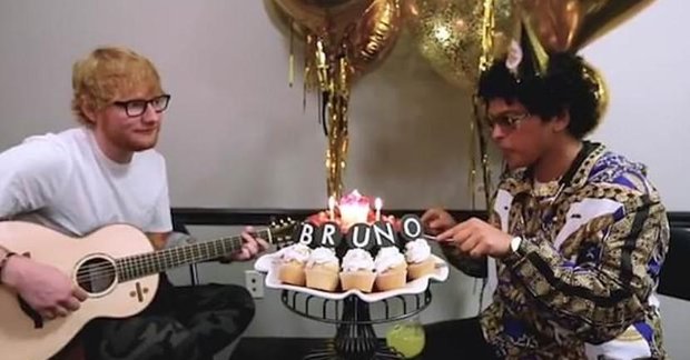 Bật cười với màn chúc mừng sinh nhật siêu hài hước của Bruno Mars và Ed  Sheeran 