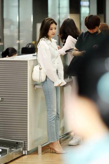 Blackpinks Jennie shines like a star on her way to Paris her comfy airport  look is a total mood
