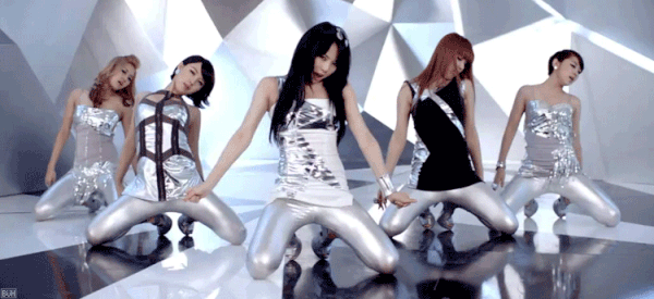 Những vũ đạo bị truyền hình cấm cửa của nhóm nữ Kpop