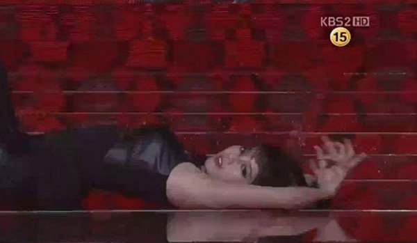 Sao nữ Kpop nằm bò ra sân khấu khoe vũ đạo sexy