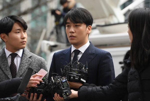 8 ca sĩ dính líu đến bê bối camera ẩn của Jung Joon Young