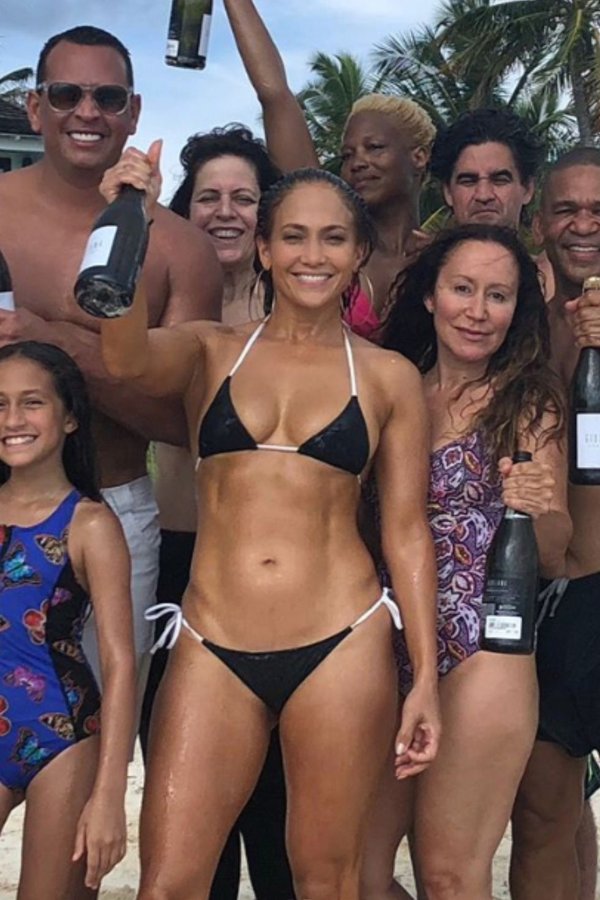 Jennifer Lopez tại sinh nhật lần thứ 49