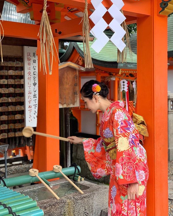 Mới đây, Chi Pu khiến người hâm mộ xao xuyến khi đăng tải loạt ảnh trong chuyến du lịch Nhật Bản. Cựu hotgirl mặc trang phục truyền thống, tạo dáng điềm đạm tại ngôi đền Fushimi Inari Taisha - là một trong những địa điểm nổi tiếng nhất tại Kyoto. Điều đáng nói, vì là một địa điểm du lịch nổi tiếng tại Kyoto nên rất ít du khách có thể thực hiện được những bức ảnh "đỉnh cao" vắng vẻ như Chi Pu được. Và tất nhiên, thắc mắc này không chỉ là nỗi niềm chung của nhiều fan hâm mộ mà còn khiến Sun HT "bứt rứt".  Ngay lập tức, Sun HT đã comment thẳng vào phần bình luận trên trang cá nhân của Chi Pu rằng "sao đi được lúc vắng thế này, đỉnh thế" và nhanh chóng nhận được lời đối đáp cực kỳ hài hước: "100 tấm sẽ có 1 tấm không  dính người nhé. Mình phải kiên nhẫn, kiên nhẫn và kiên nhẫn chờ thời cơ thôi!". Màn cà khịa đáng yêu của hai cô nàng khiến dân mạng không thể nhịn cười. 