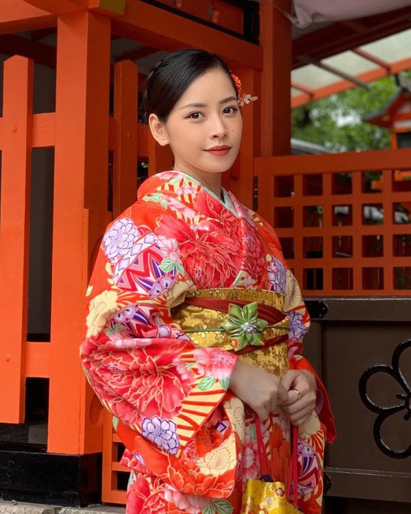 Mới đây, Chi Pu khiến người hâm mộ xao xuyến khi đăng tải loạt ảnh trong chuyến du lịch Nhật Bản. Cựu hotgirl mặc trang phục truyền thống, tạo dáng điềm đạm tại ngôi đền Fushimi Inari Taisha - là một trong những địa điểm nổi tiếng nhất tại Kyoto. Điều đáng nói, vì là một địa điểm du lịch nổi tiếng tại Kyoto nên rất ít du khách có thể thực hiện được những bức ảnh "đỉnh cao" vắng vẻ như Chi Pu được. Và tất nhiên, thắc mắc này không chỉ là nỗi niềm chung của nhiều fan hâm mộ mà còn khiến Sun HT "bứt rứt".  Ngay lập tức, Sun HT đã comment thẳng vào phần bình luận trên trang cá nhân của Chi Pu rằng "sao đi được lúc vắng thế này, đỉnh thế" và nhanh chóng nhận được lời đối đáp cực kỳ hài hước: "100 tấm sẽ có 1 tấm không  dính người nhé. Mình phải kiên nhẫn, kiên nhẫn và kiên nhẫn chờ thời cơ thôi!". Màn cà khịa đáng yêu của hai cô nàng khiến dân mạng không thể nhịn cười. 