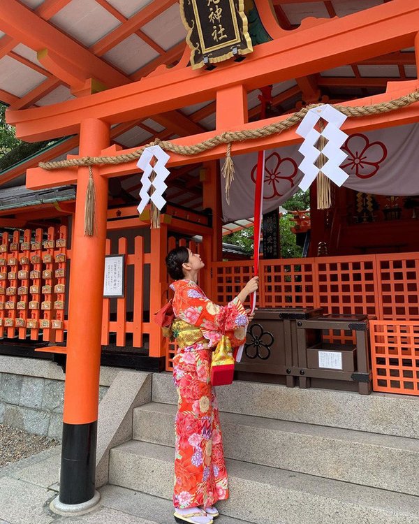 Mới đây, Chi Pu khiến người hâm mộ xao xuyến khi đăng tải loạt ảnh trong chuyến du lịch Nhật Bản. Cựu hotgirl mặc trang phục truyền thống, tạo dáng điềm đạm tại ngôi đền Fushimi Inari Taisha - là một trong những địa điểm nổi tiếng nhất tại Kyoto. Điều đáng nói, vì là một địa điểm du lịch nổi tiếng tại Kyoto nên rất ít du khách có thể thực hiện được những bức ảnh "đỉnh cao" vắng vẻ như Chi Pu được. Và tất nhiên, thắc mắc này không chỉ là nỗi niềm chung của nhiều fan hâm mộ mà còn khiến Sun HT ngạc nhiên.