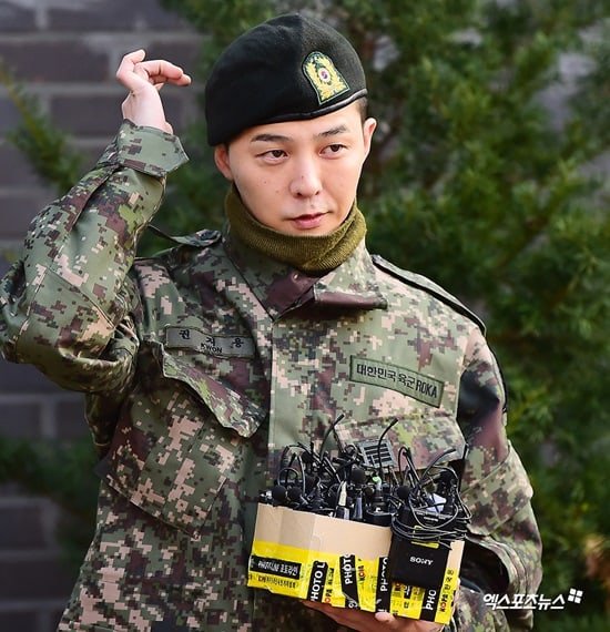 Vừa Xuất Ngũ, G-Dragon Đã Bị Chỉ Trích 'Lên Bờ Xuống Ruộng' Vì Kiểu Chào  Quân Ngũ Sai Quy Cách - Tinnhac.Com