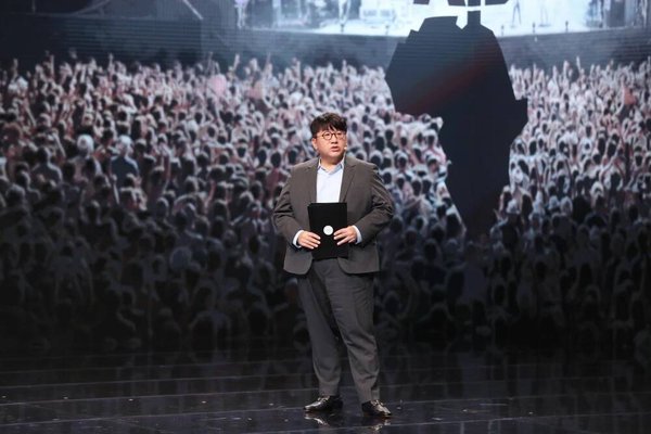 Bang Shi Hyuk bị ARMY quốc tế chỉ trích