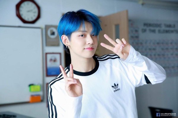 idol Kpop nhuộm tóc xanh dương