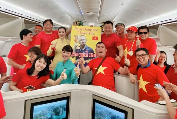 Sáng 10/12, diễn viên Lý Hùng, ca sĩ Phương Thanh cùng hàng trăm CĐV đã bay sang Philippines theo dõi trận chung kết bóng đá nam tại SEA Games.