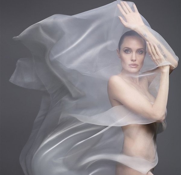 Bộ ảnh khỏa thân nghệ thuật của Angelina Jolie