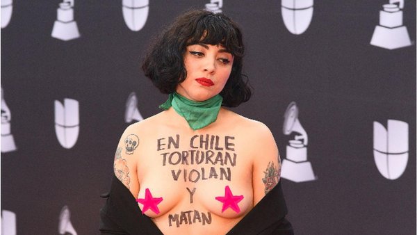 Ca sĩ để ngực trần trên thảm đỏ Grammy Latin