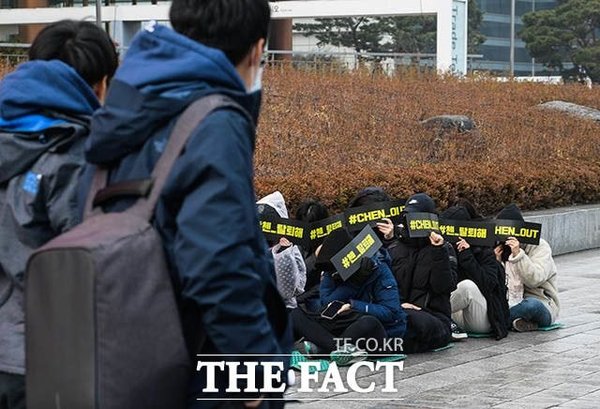 phản ứng trái chiều về cuộc biểu tình của EXO-L