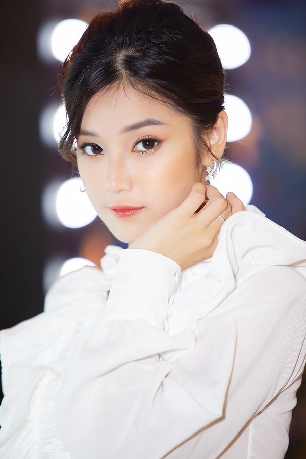 Nếu bạn yêu IU, hãy xem hình ảnh của cô nàng điển trai, tài năng và rất được yêu mến tại Hàn Quốc. Với sự nghiệp đầy thành công và phong cách âm nhạc độc đáo, IU sẽ khiến bạn yêu mến cô nàng ngay từ cái nhìn đầu tiên.