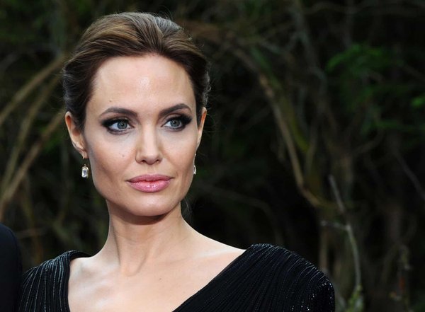 Angelina Jolie: Ăn gián