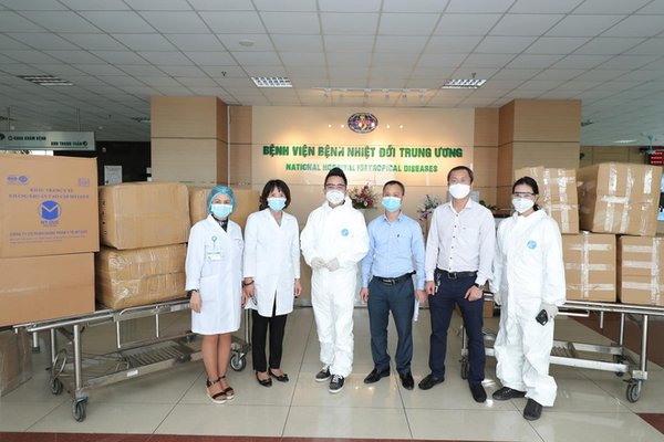 sao Việt ủng hộ chống dịch COVID-19 và hạn mặn miền Tây 2